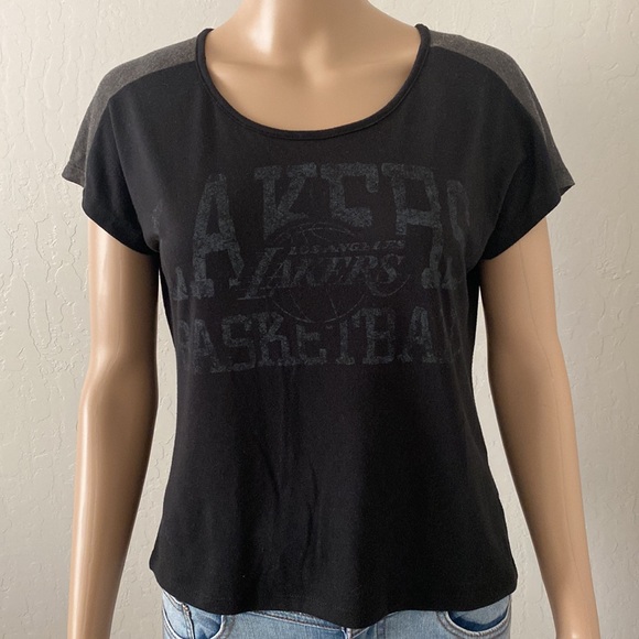 🏀Los Angeles Lakers Ladies Short Sleeve Distressed Logo Scoop Neck T-Shirt EUC - Picture 3 of 10